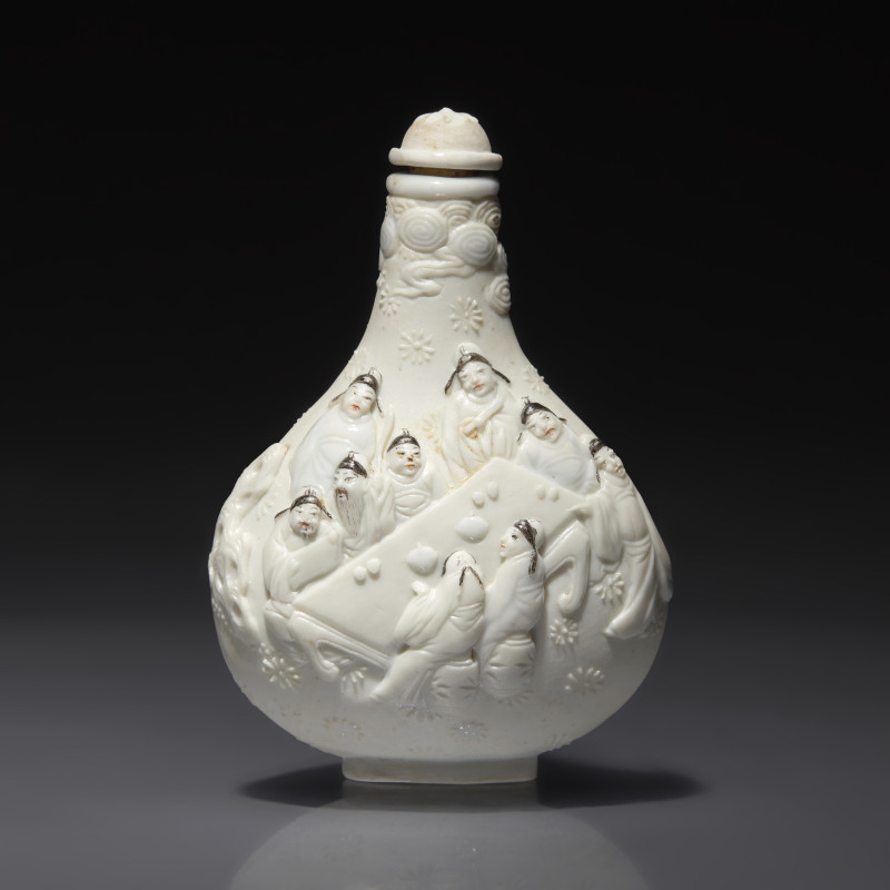 1821-1850年 瓷胎模印十八學士圖鼻煙壺 | A Chinese Molded Porcelain Snuff Bottle, Qing Dynasty, Daoguang Period, Circa 1821-1850