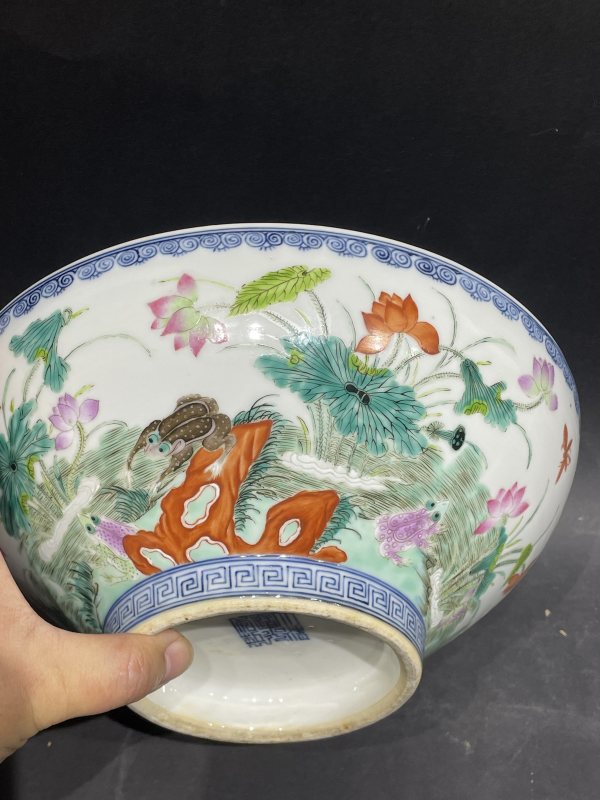 清中期 青花加彩荷塘情趣纹大碗 - 图3