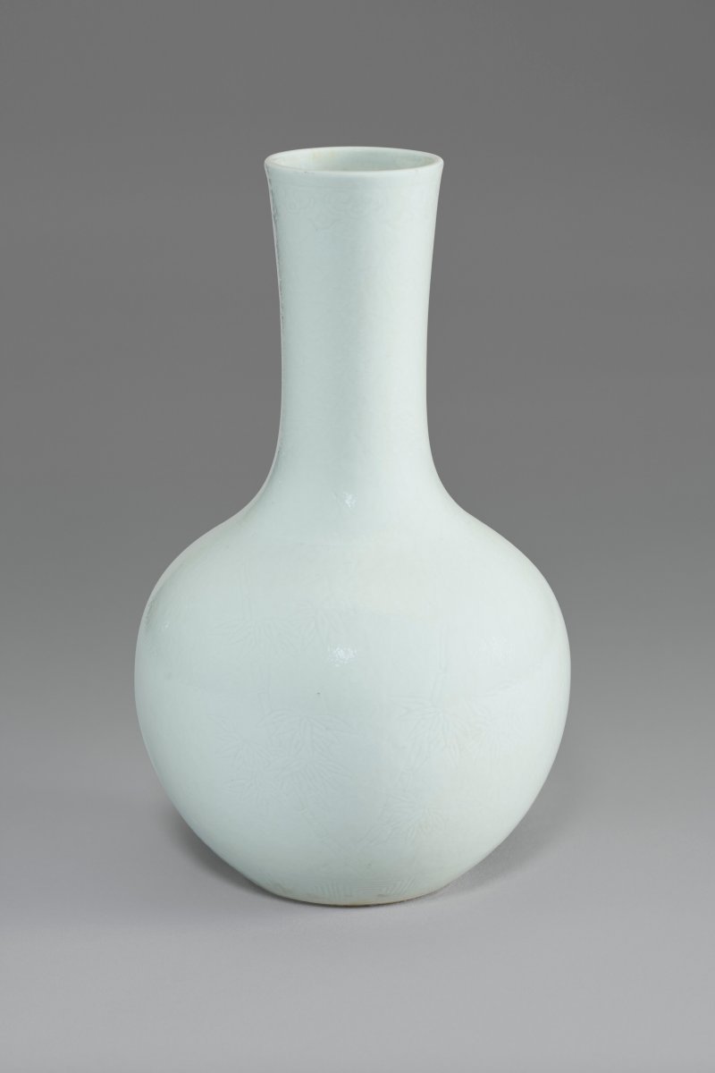中國 清十八世紀 漿胎白釉刻歲寒三友紋長頸瓶  CHINA, 18TH CENTURY - 图1