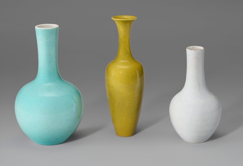 中國 清十八/十九世紀 單色釉瓷瓶三件  CHINA, 18TH-19TH CENTURY - 图1