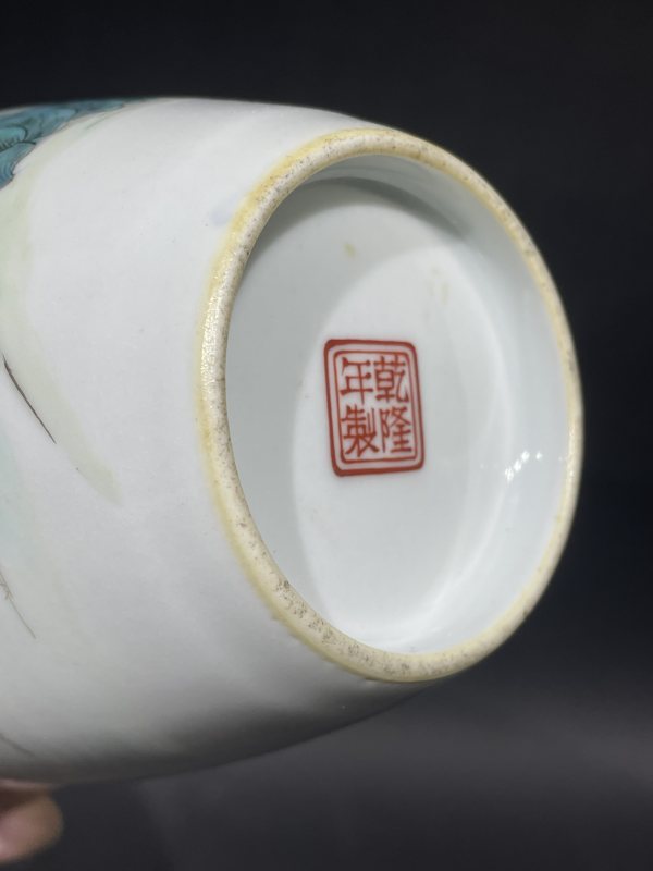 粉彩山水纹瓶 - 图8
