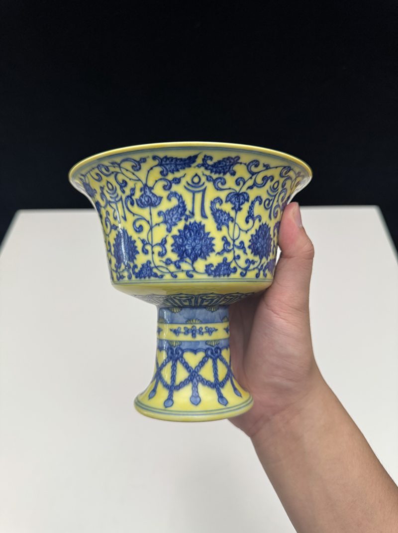 清乾隆 黄地青花缠枝莲梵文高足杯 - 图11