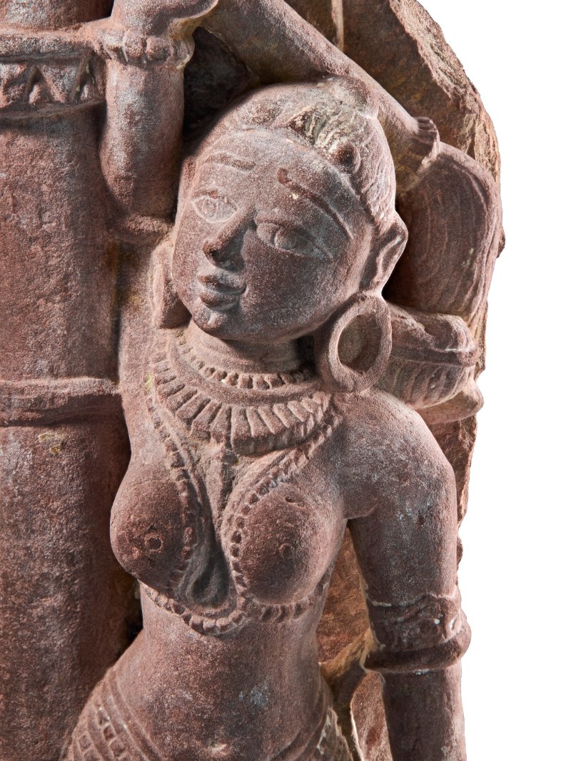 A RED SANDSTONE PAIR OF YAKSHIS  INDIA, RAJASTHAN OR MADHYA PRADESH, CIRCA 11TH-12TH CENTURY - 图2