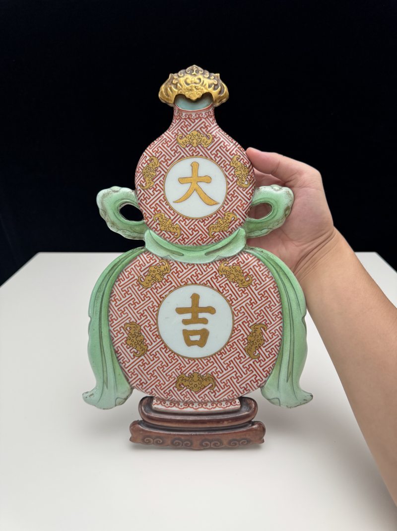 清乾隆 粉彩珊瑚红地描金“大吉”葫芦挂瓶瓷板 - 图2
