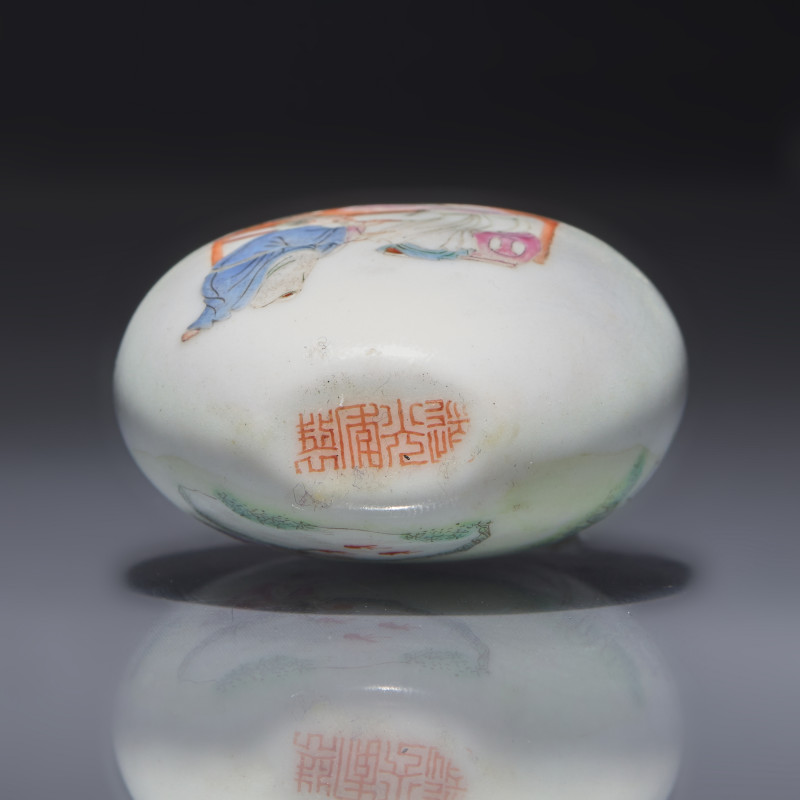 清道光 粉彩人物圖鼻煙壺 | A Chinese Enameled Porcelain Snuff Bottle, Daoguang Mark and of The Period - 图3