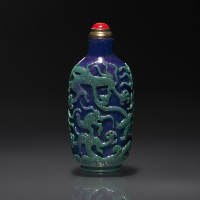 清晚期 寶石藍地套綠料三龍戲珠紋鼻煙壺 | A Chinese Overlay Glass "Three Dragons" Snuff Bottle, Qing Dynasty, 19th century - 图2
