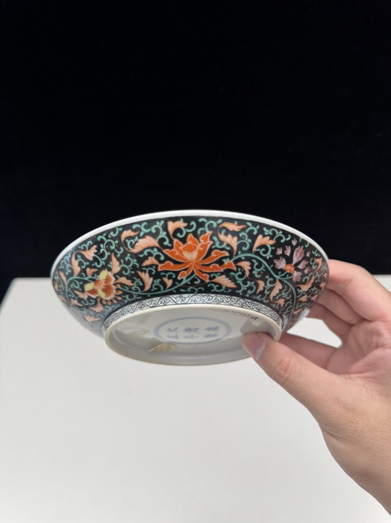 清雍正 墨地粉彩缠枝花卉盘 - 图8