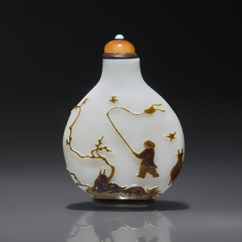 1850-1890年 揚州作涅白地套棕料賞秋圖鼻煙壺 | A Chinese Overlay Glass Snuff Bottle, Yangzhou School, Qing Dynasty, Circa 1850-1890 - 图1
