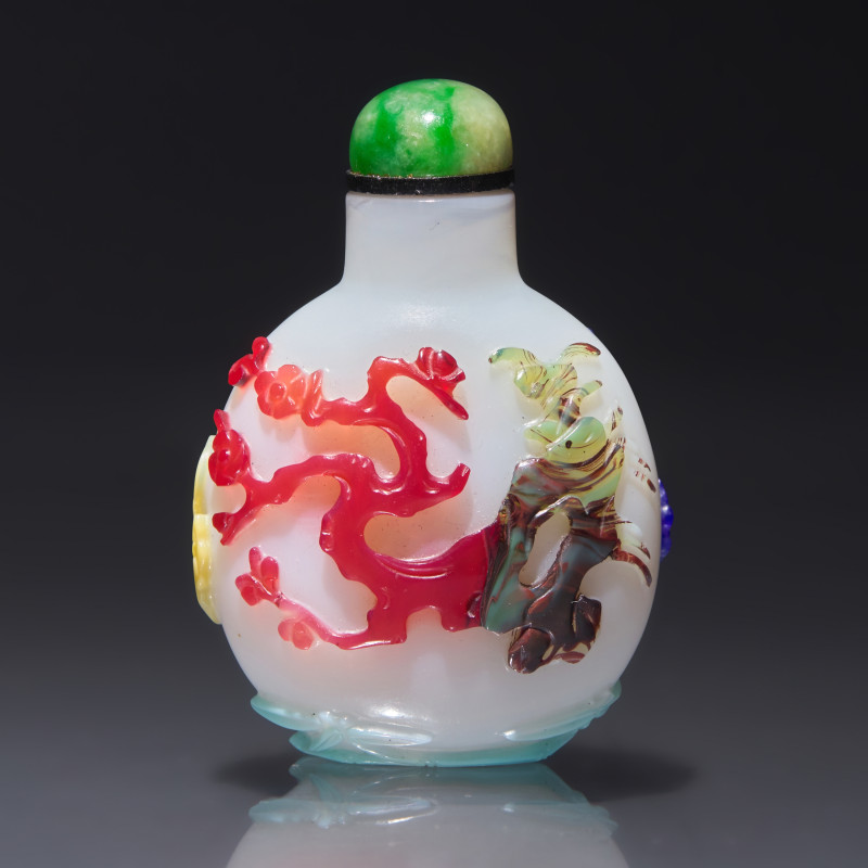 1750-1820年 涅白地套五色料歲寒三友圖鼻煙壺 | A Chinese Five-Color Overlay Glass Snuff Bottle, Qing Dynasty, Circa 1750-1820 - 图1