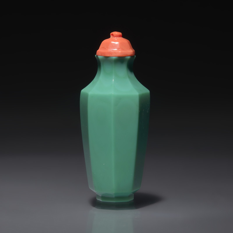 1720-1740年 御製松石綠料八方磨棱鼻煙壺 | An Imperial Chinese Turquoise Glass Faceted Snuff Bottle, Qing Dynasty, Circa 1720-1740 - 图2