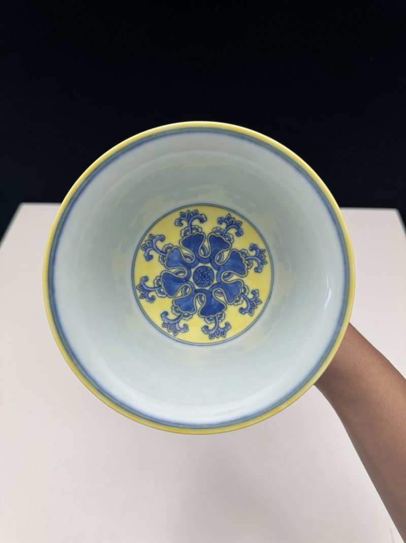清乾隆 黄地青花缠枝莲梵文高足杯 - 图12