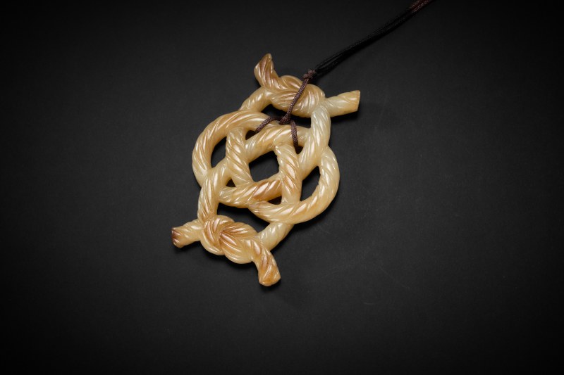 明 黄玉绳纹佩
