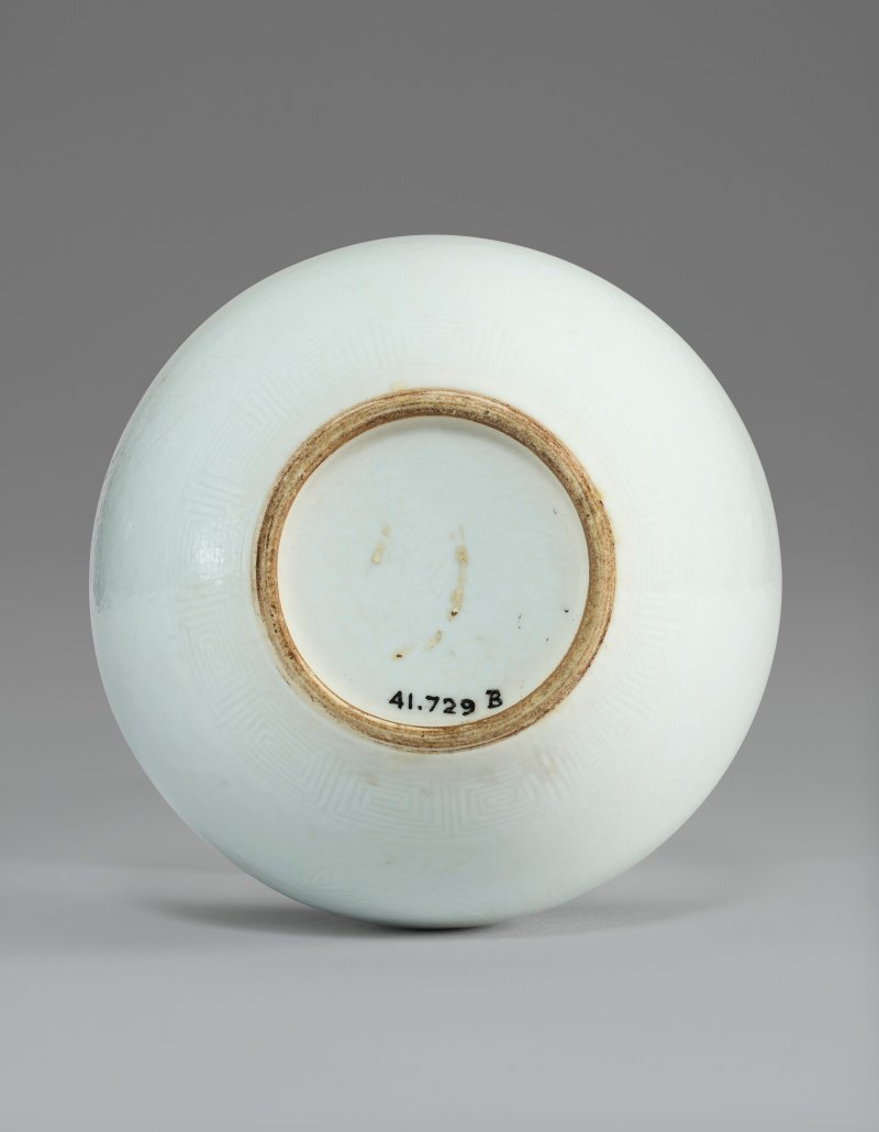 中國 清十八世紀 漿胎白釉刻歲寒三友紋長頸瓶  CHINA, 18TH CENTURY - 图2