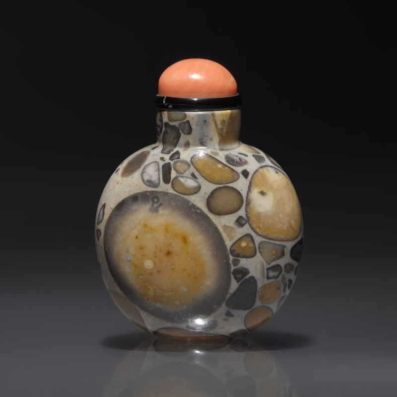 1750-1860年 抱子石鼻煙壺 | A Chinese Puddingstone Snuff Bottle, Qing Dynasty, Circa 1750-1860 - 图1