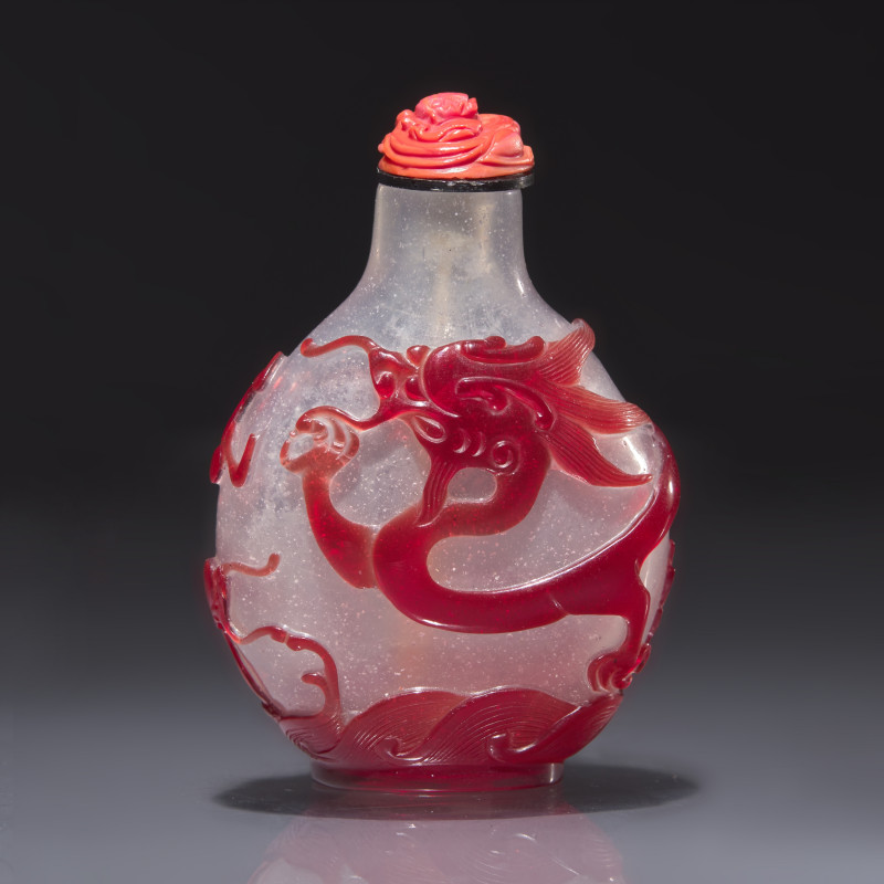 清中期 雪霏地套寶石紅料龍戲珠鼻煙壺 | A Chinese Ruby Overlay Glass "Dragon" Snuff Bottle, Qing Dynasty, 18th Century - 图1