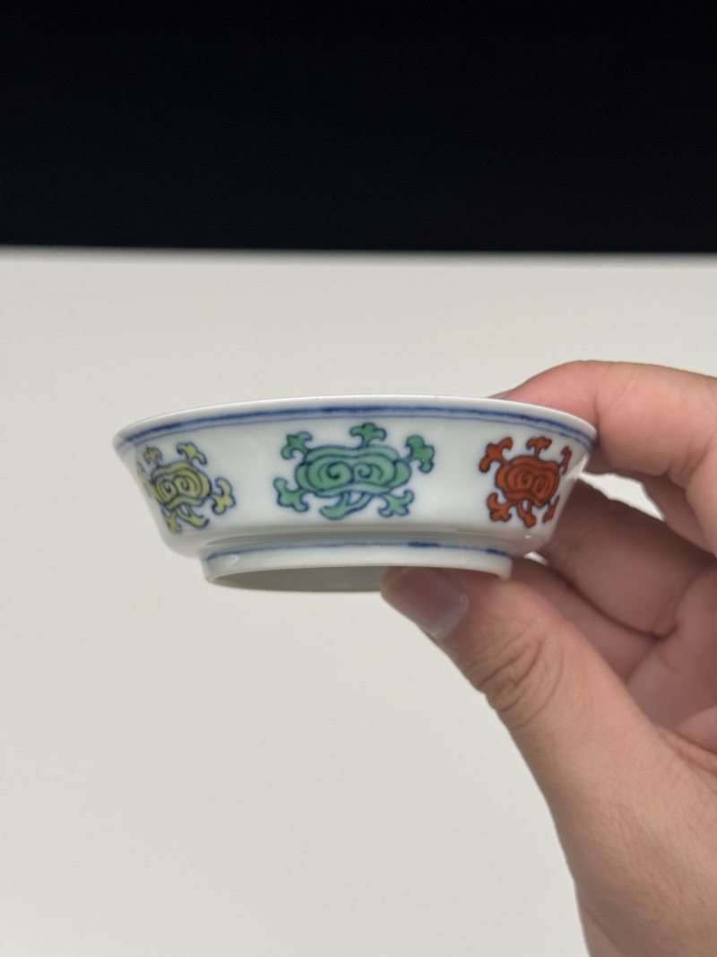 清雍正 斗彩仿成化如意灵芝纹折腰小碟 - 图4