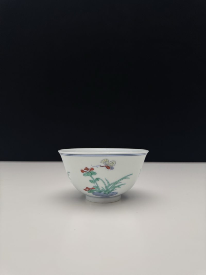 清雍正 斗彩花蝶纹杯 - 图2