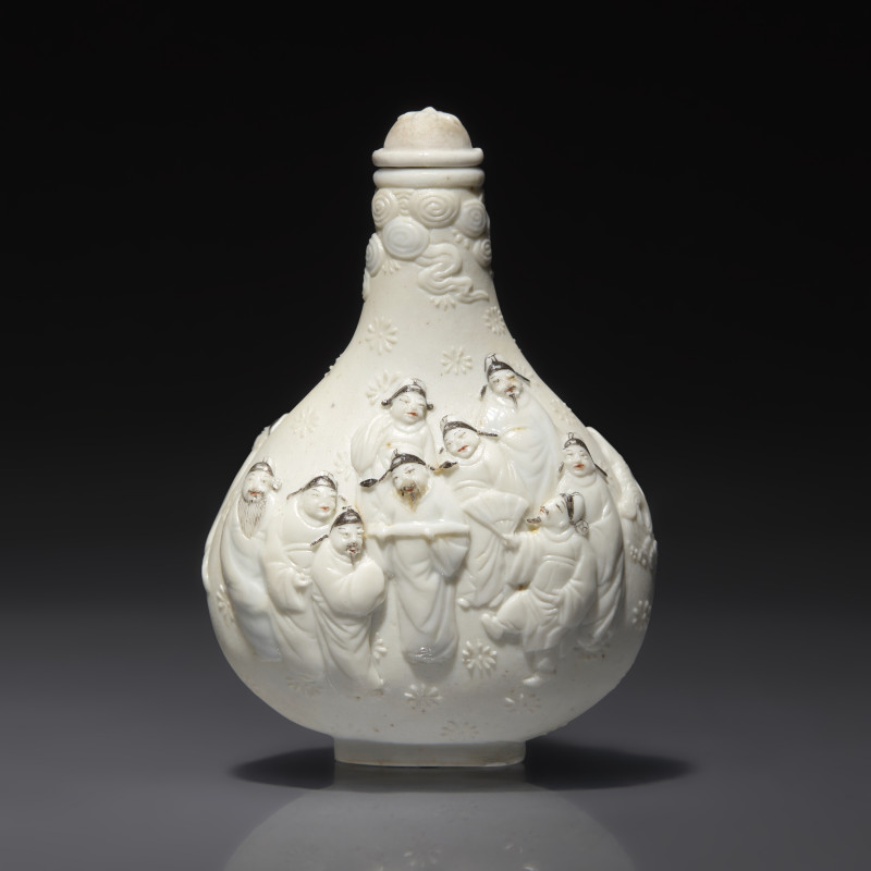 1821-1850年 瓷胎模印十八學士圖鼻煙壺 | A Chinese Molded Porcelain Snuff Bottle, Qing Dynasty, Daoguang Period, Circa 1821-1850 - 图2
