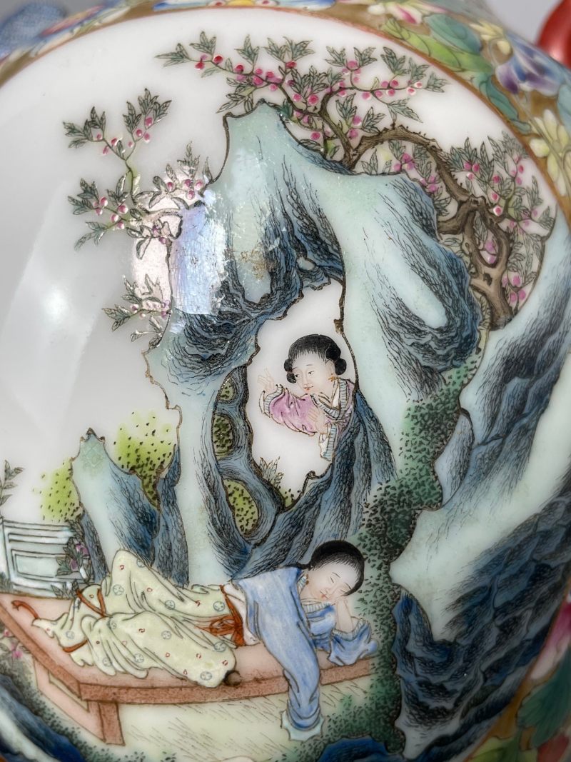 民国 粉彩描金百花不露地开光二乔图双耳瓶 - 图12