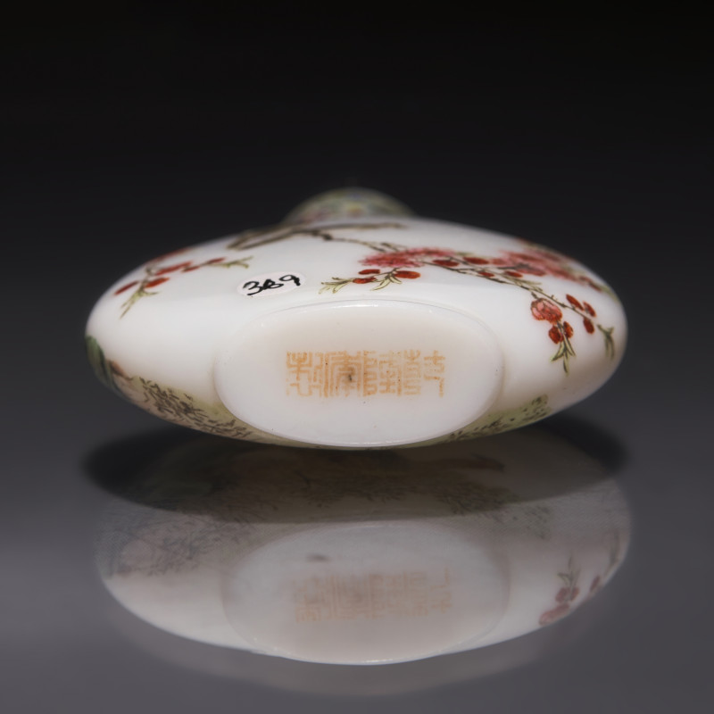 1767-1850年 白料胎畫琺瑯喜上眉梢圖鼻煙壺 | A Chinese Enameled Glass Snuff Bottle, Qing Dynasty, Circa 1767-1850 - 图3