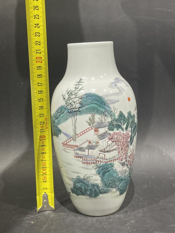 粉彩山水纹瓶 - 图10