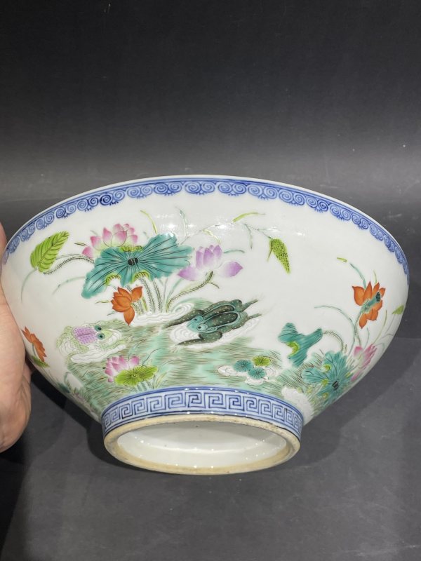 清中期 青花加彩荷塘情趣纹大碗 - 图5