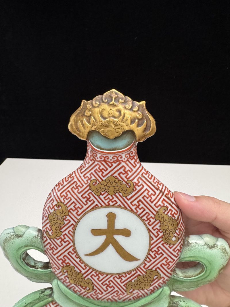 清乾隆 粉彩珊瑚红地描金“大吉”葫芦挂瓶瓷板 - 图3