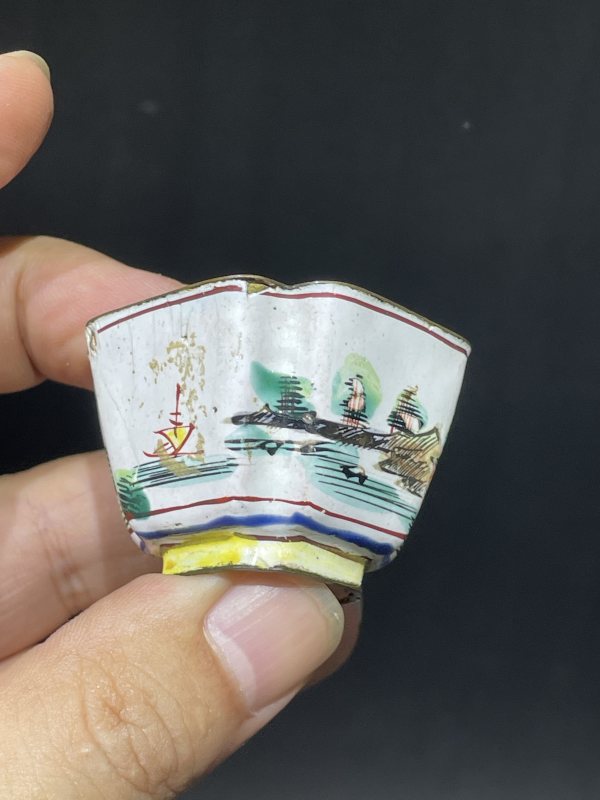 清 铜胎画珐琅山水人物四方倭角杯一对 - 图3