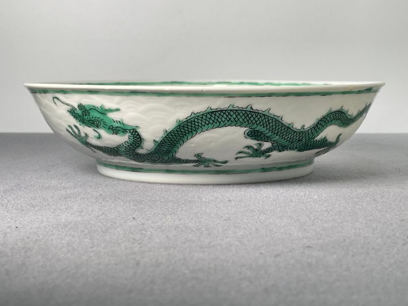 清道光 白釉暗刻海水绿龙纹盘 - 图2