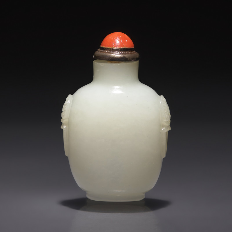 清中期 白玉鋪首啣環耳小鼻煙壺 | A Small Chinese White Jade Snuff Bottle, Qing Dynasty, 18th Century - 图2