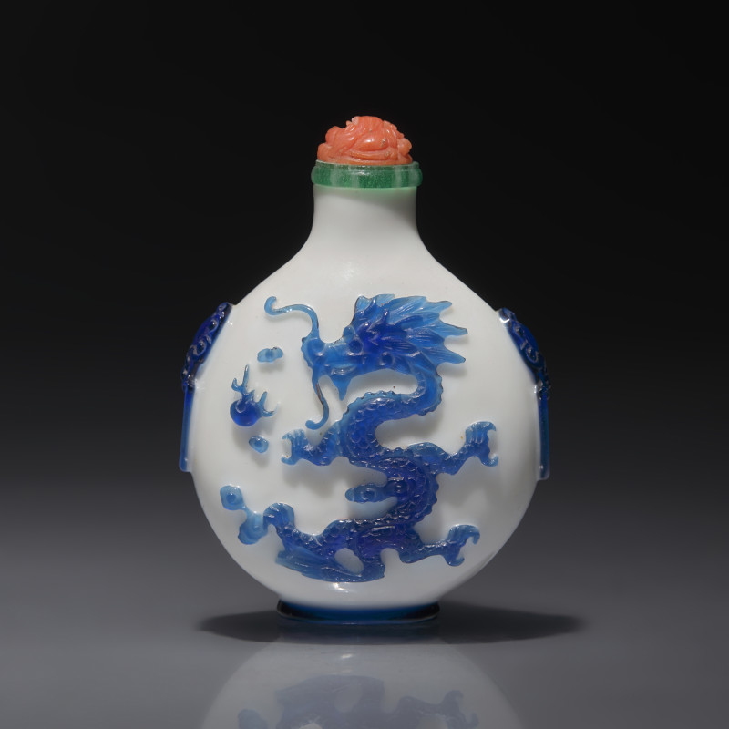 清中期 涅白地套藍料雙龍戲珠紋鋪首啣環耳鼻煙壺 | A Chinese Glass Overlay "Dragons" Snuff Bottle, Qing Dynasty, 18th/First Half 19th century - 图1