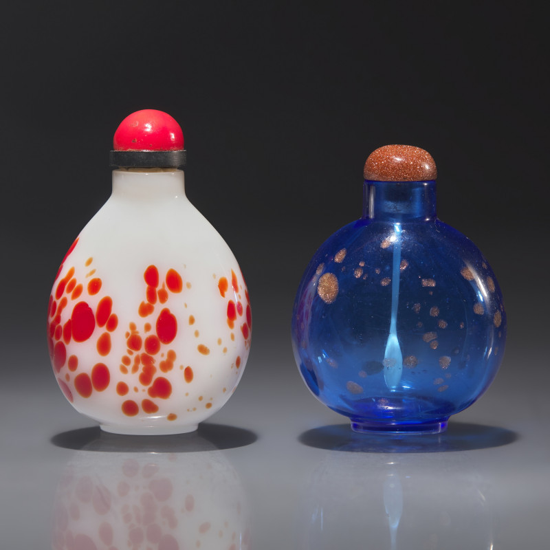 1730-1800年 涅白攪料及寶石藍料灑金星鼻煙壺兩件 | Two Chinese Splashed Glass Snuff Bottles, Qing Dynasty, Circa 1730-1800 - 图1