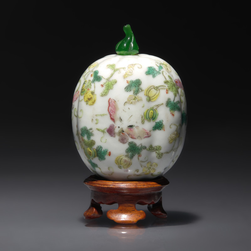 清晚期 粉彩瓜瓞綿綿鼻煙壺 | A Chinese Molded and Enameled Porcelain "Melon" Snuff Bottle, Qing Dynasty, 19th century