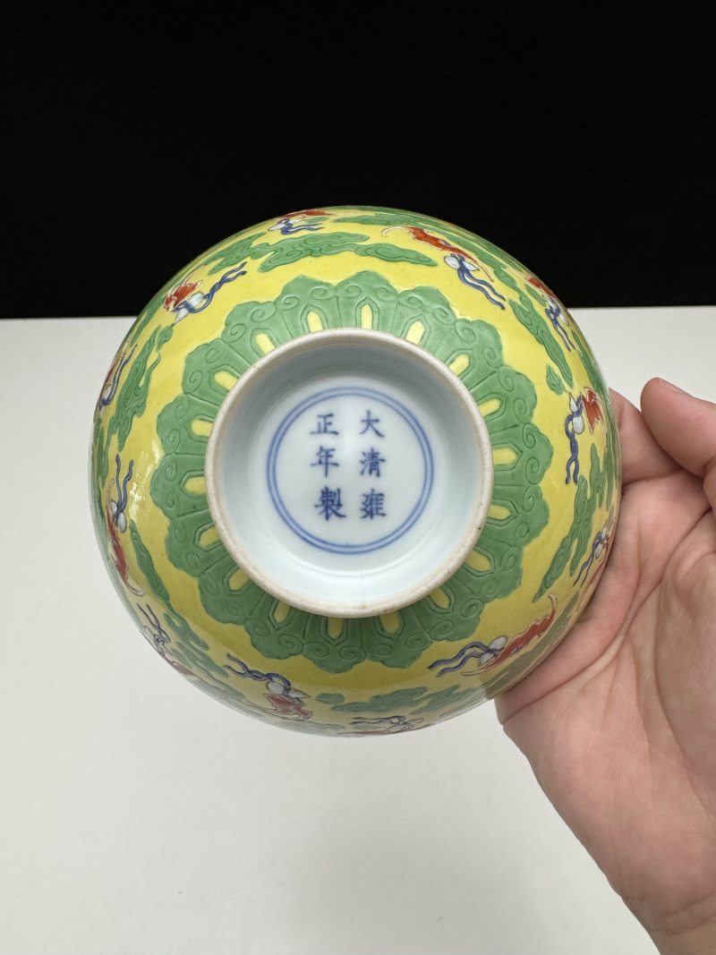 清雍正 黄地绿彩雕瓷云蝠「福禄」碗 - 图11