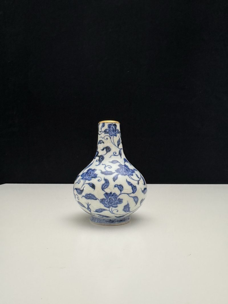 明宣德 青花缠枝花卉纹瓶 - 图5