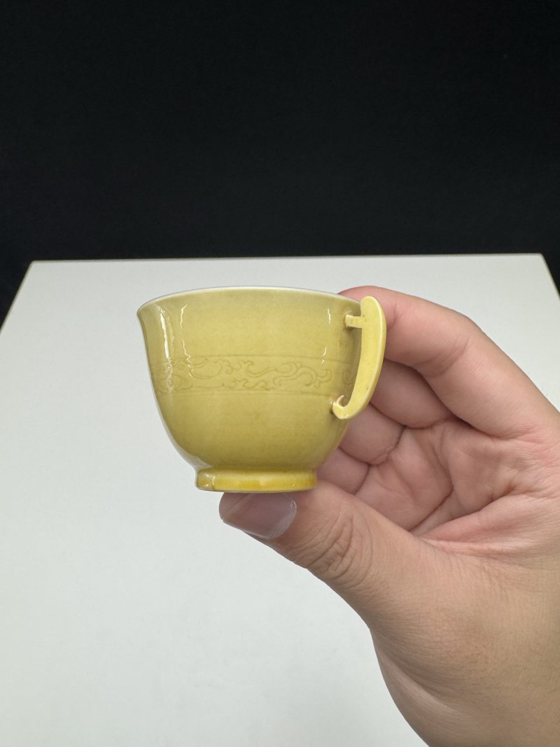 清康熙 鸡油黄釉暗刻夔龙纹双耳杯 - 图9