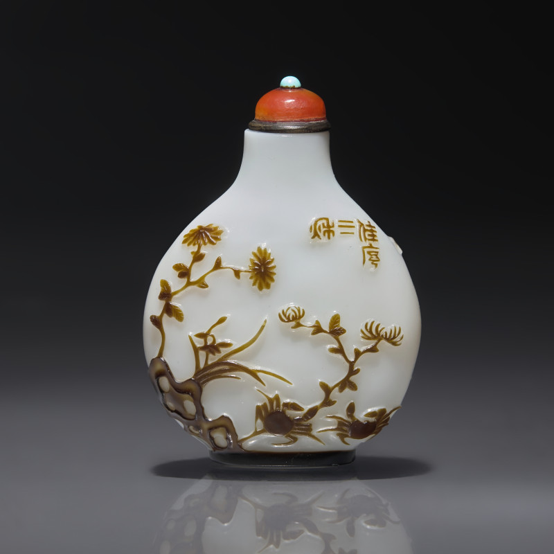 1850-1890年 揚州作涅白地套棕料賞秋圖鼻煙壺 | A Chinese Overlay Glass Snuff Bottle, Yangzhou School, Qing Dynasty, Circa 1850-1890 - 图2