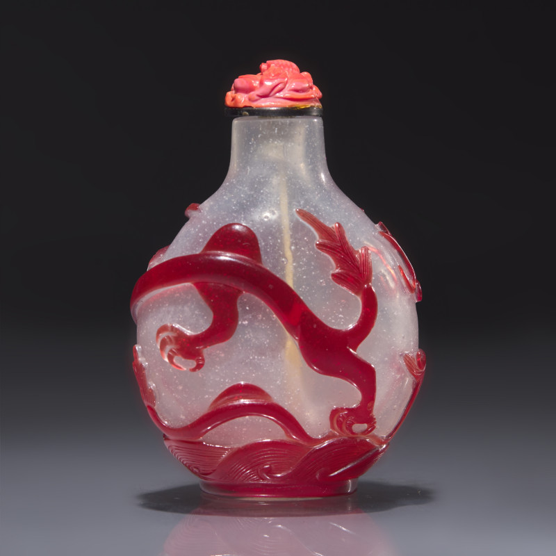 清中期 雪霏地套寶石紅料龍戲珠鼻煙壺 | A Chinese Ruby Overlay Glass "Dragon" Snuff Bottle, Qing Dynasty, 18th Century - 图2