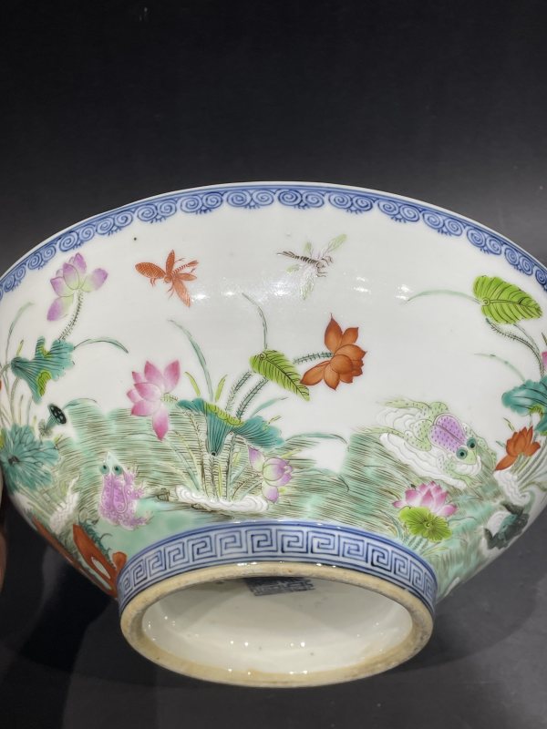 清中期 青花加彩荷塘情趣纹大碗 - 图6