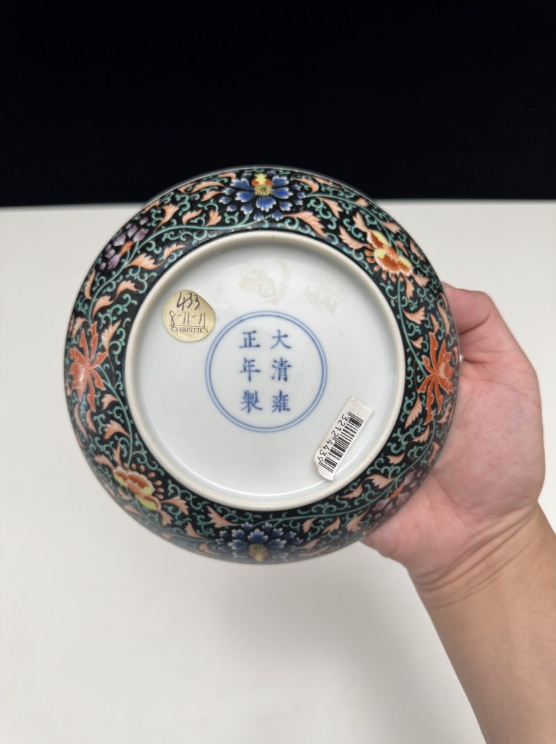 清雍正 墨地粉彩缠枝花卉盘 - 图9
