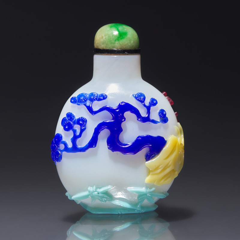 1750-1820年 涅白地套五色料歲寒三友圖鼻煙壺 | A Chinese Five-Color Overlay Glass Snuff Bottle, Qing Dynasty, Circa 1750-1820 - 图2