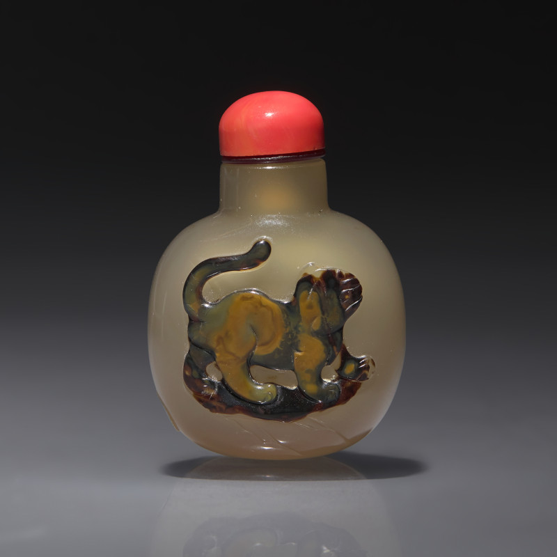 1750–1860年 瑪瑙巧雕花貓圖小鼻煙壺 | A Small Chinese Carved Shadow Agate Snuff Bottle, Qing Dynasty, Circa 1750-1860 - 图1