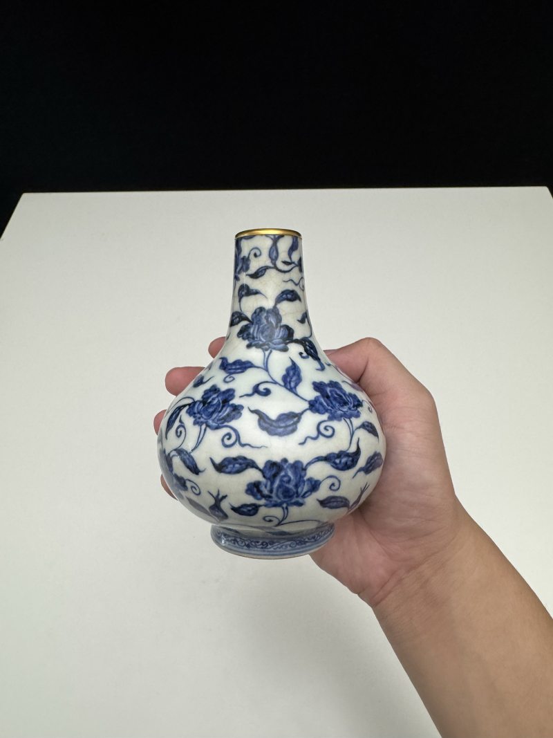 明宣德 青花缠枝花卉纹瓶 - 图6