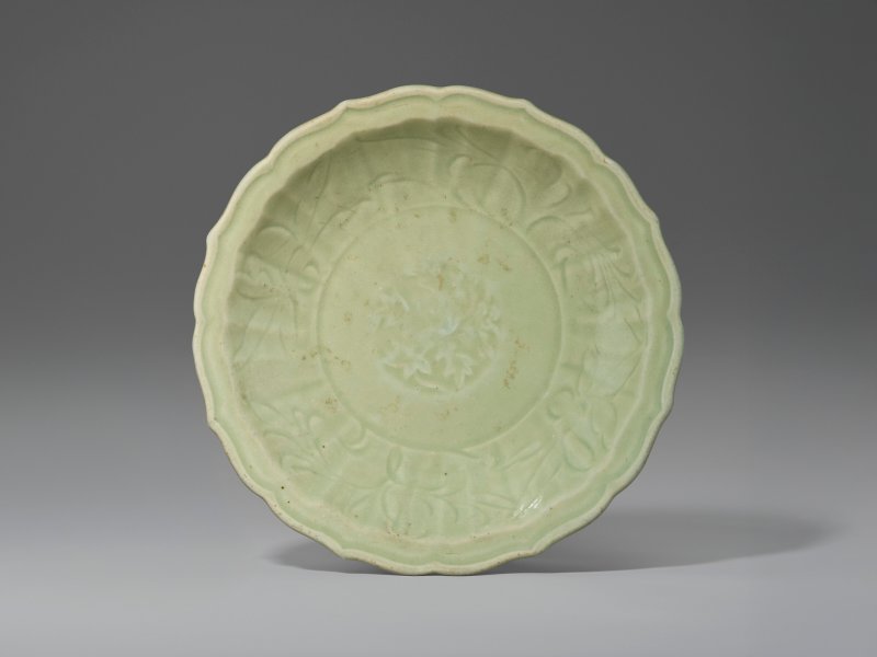 中國 明 龍泉窯青釉花口折沿盤  CHINA, MING DYNASTY (1368-1644) - 图1