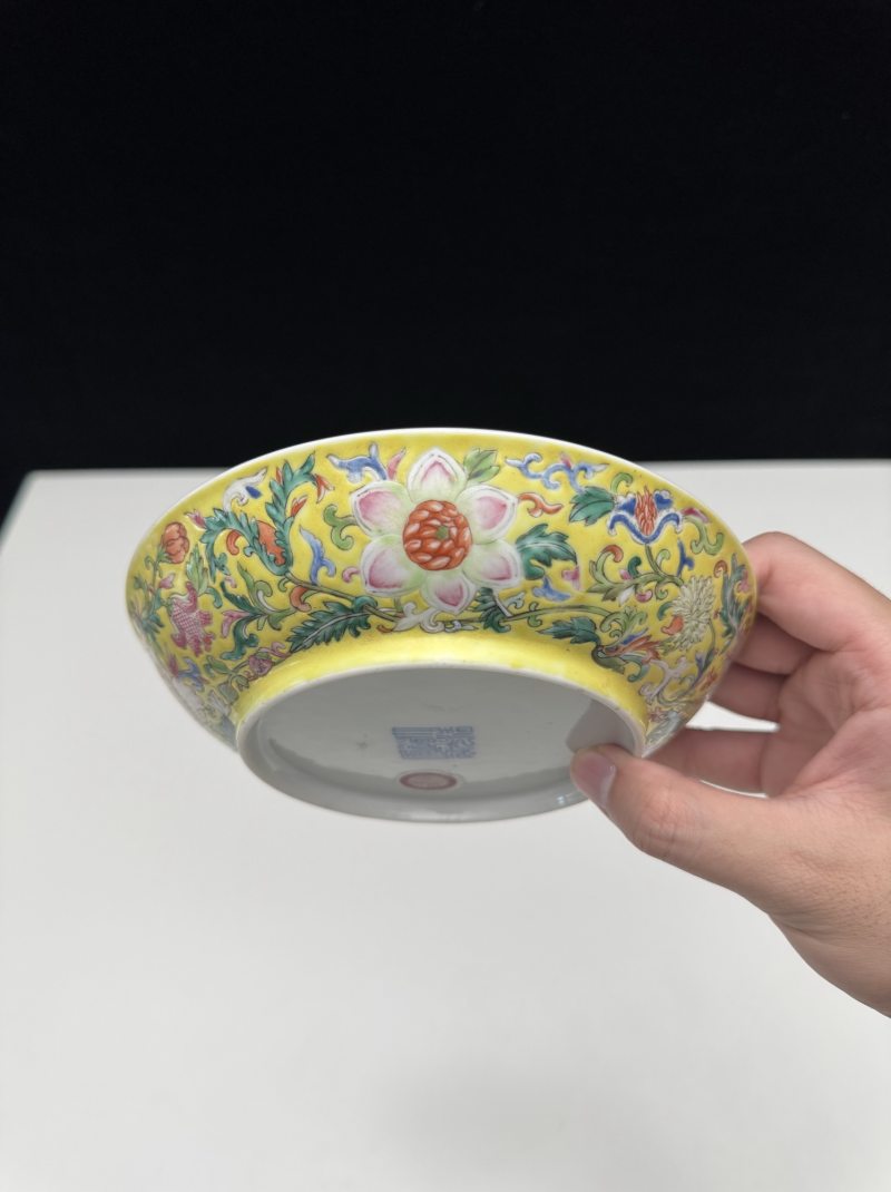 清道光 御窑黄地洋彩缠枝花卉五福纹盘 - 图8