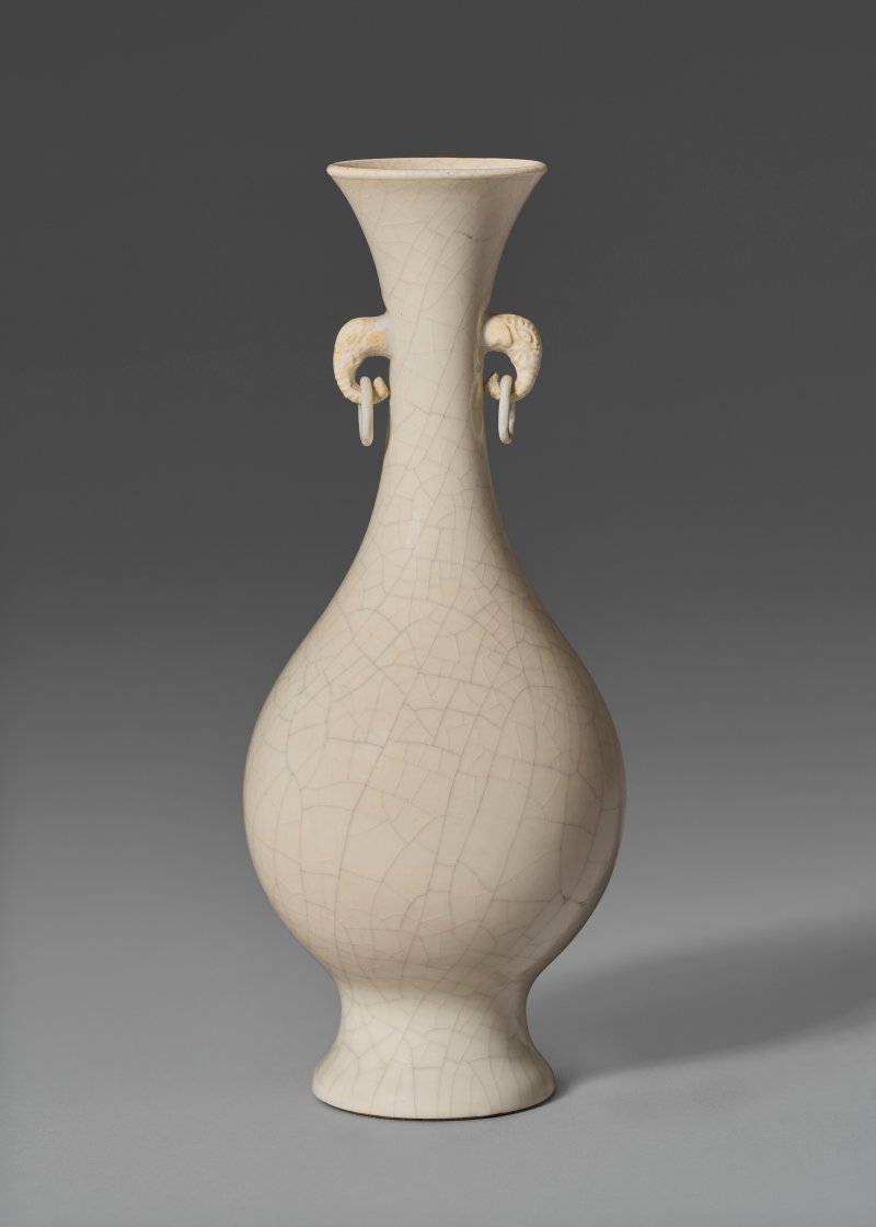 中國 十七/十八世紀 漿胎白釉象首雙耳啣環瓶  CHINA, 17TH-18TH CENTURY