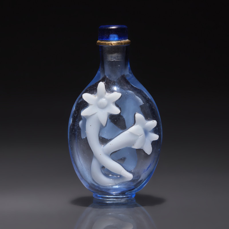 清中期 御製淡藍地套白料龍膽花鼻煙壺 | An Imperial Chinese Overlay Glass Snuff Bottle, Qing Dynasty, 18th Century - 图1