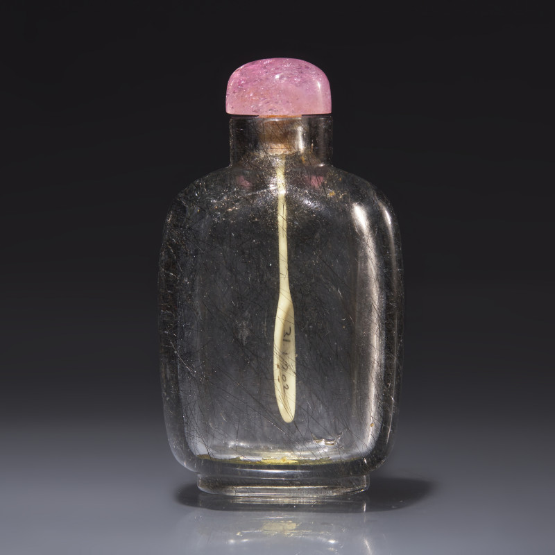 1740–1850年 髮晶素面鼻煙壺 | A Chinese "Hair Crystal" Snuff Bottle, Qing Dynasty, Circa 1740-1850 - 图2