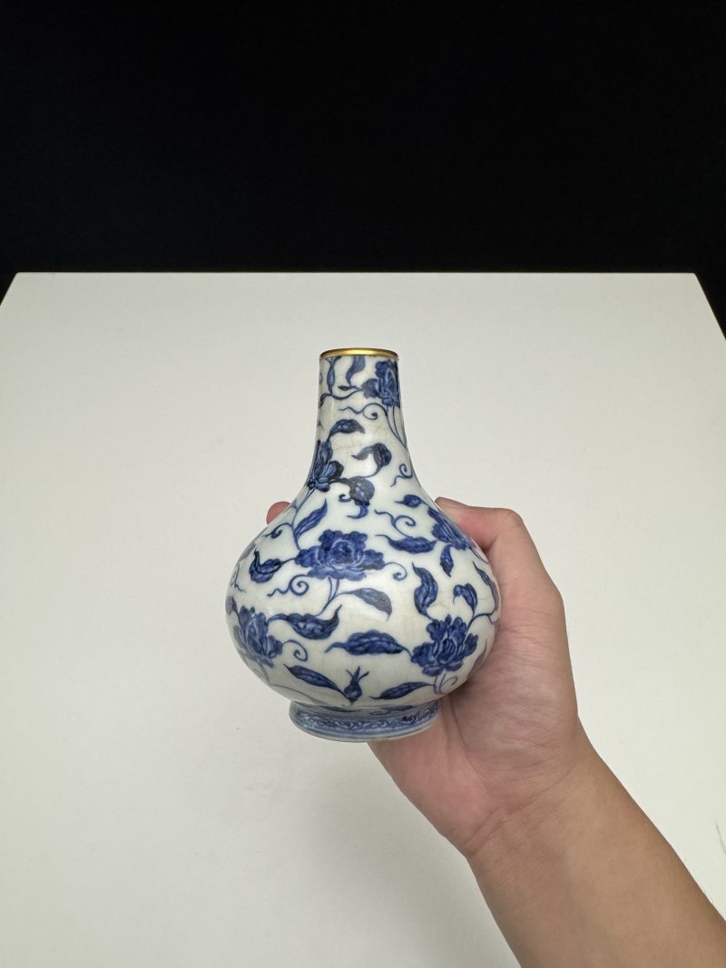 明宣德 青花缠枝花卉纹瓶 - 图7