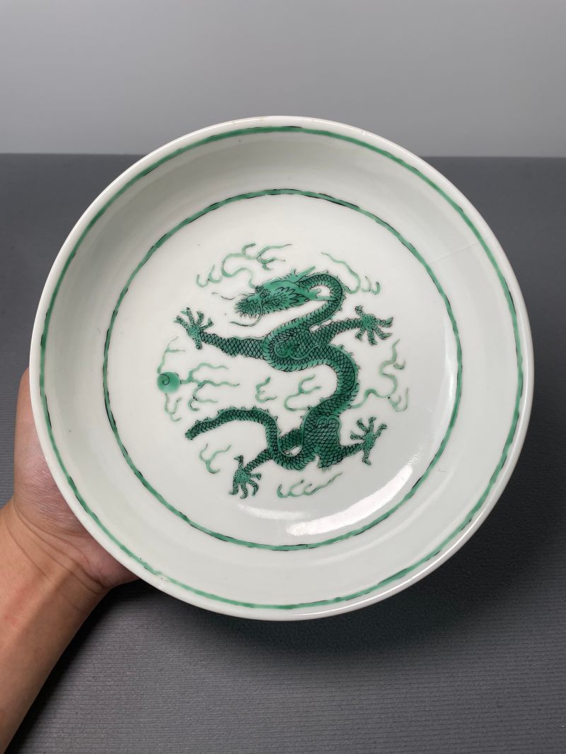 清道光 白釉暗刻海水绿龙纹盘 - 图4